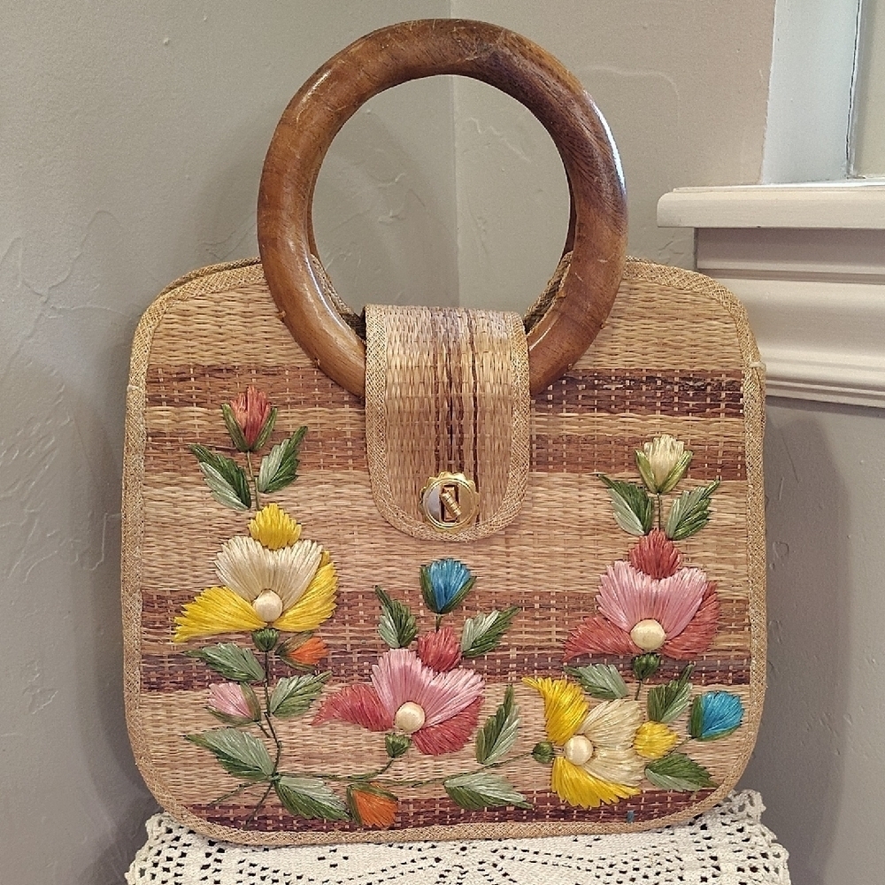 Bags By Whidby Inc Vintage Woven Floral Handbag Wood Handles Kisslock Closure